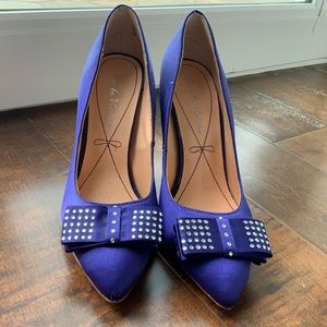 Blue pumps